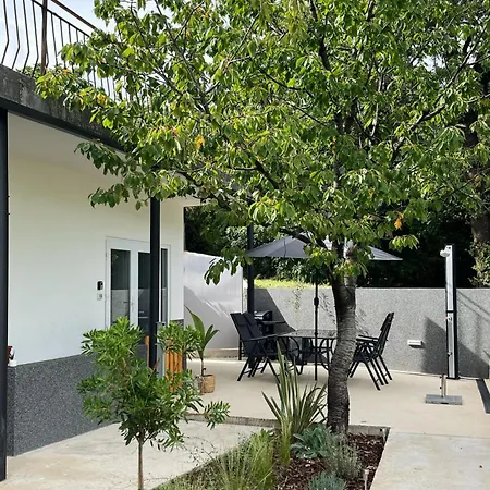 Cozy With Terrace + Free Parking דירה *