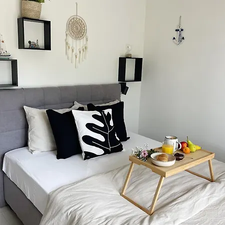 Cozy With Terrace + Free Parking דירה *