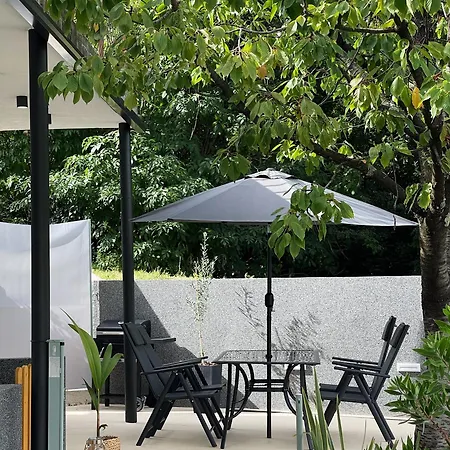 דירה Cozy With Terrace + Free Parking אופטיה