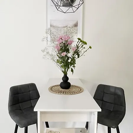 Cozy With Terrace + Free Parking אופטיה