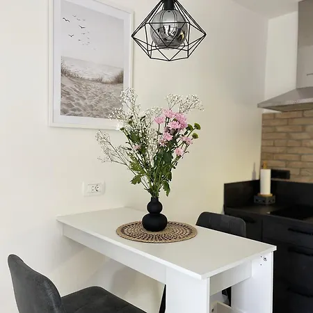 Cozy With Terrace + Free Parking אופטיה