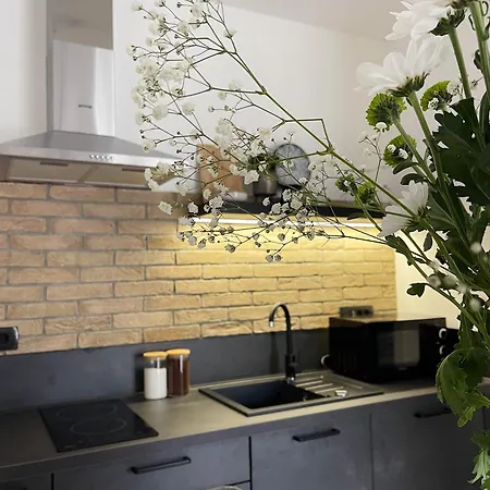 Cozy With Terrace + Free Parking דירה *